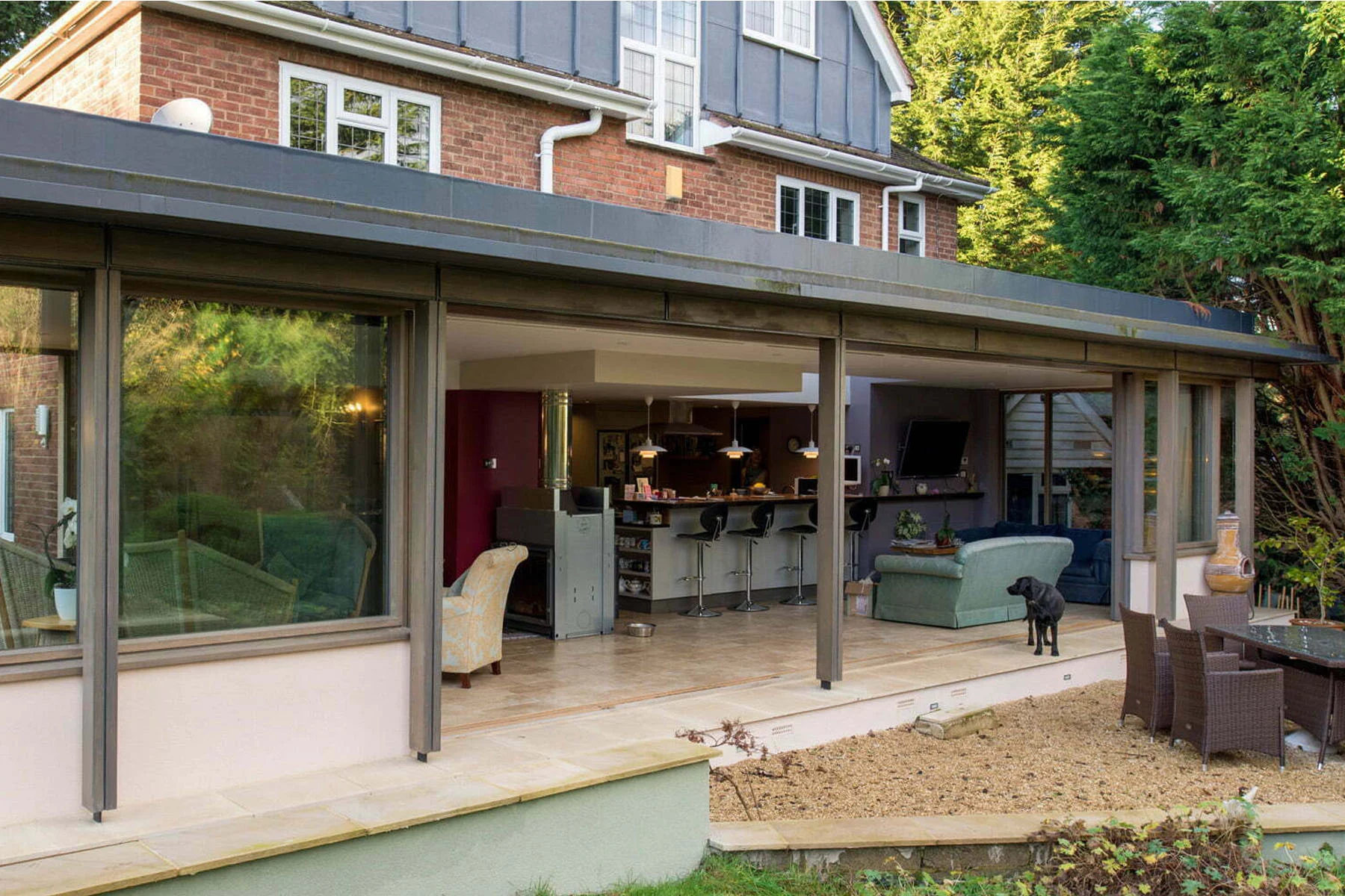 Closeup view of frameless ‘infinity’ glass panels at the corner of the extension to create an ‘outdoors in’ sensation.